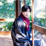 田中圭が約5年ぶりにプラスアクトW表紙、古民家の縁側で着物姿を披露