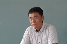 「リライト」より、尾美としのり演じる細田