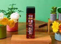 スクエアボトルで飲めるデカフェのアイスティー（税込650円）