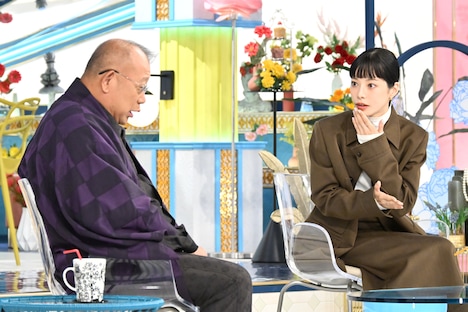 「A-Studio+」より、桜井ユキ（右）と笑福亭鶴瓶（左）