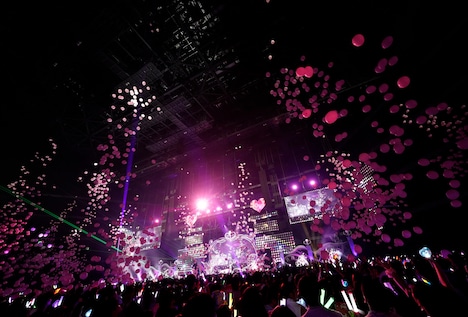 「＝LOVE 7th ANNIVERSARY PREMIUM CONCERT THE MOVIE」場面写真