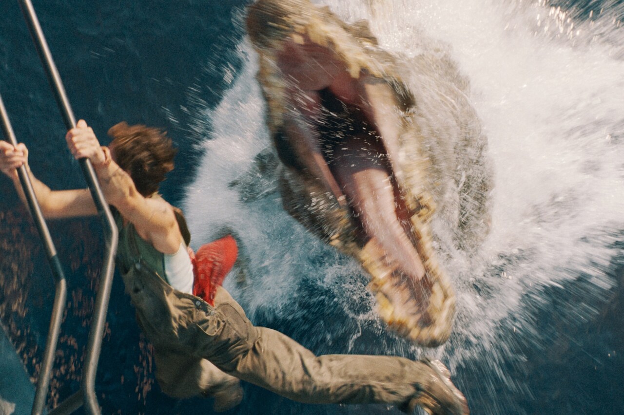 「ジュラシック・ワールド」新章、日本公開は8月　恐竜が主人公たちを襲う新映像も