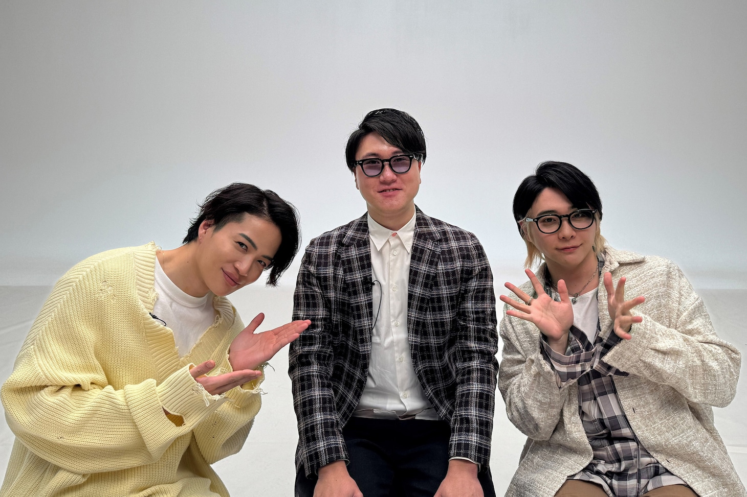 「#真相をお話しします」主演の大森元貴（右）と菊池風磨（左）、原作者の結城真一郎（中央）