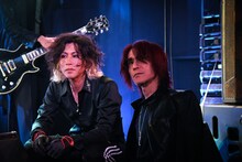 「V. MARIA」の撮影現場に立ち会うSUGIZO（左）。