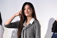 “ほっぺハート”をするMINJU