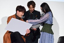 「シャア・アズナブルのセリフ人気度並べ替えクイズ」の回答を考える山下誠一郎（左）、川田紳司（中央）、藤田茜（右）