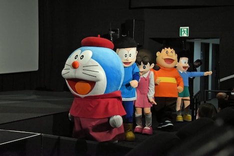 列をなして登壇するドラえもんたち