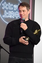 オスカー像を手に持つショーン・ベイカー