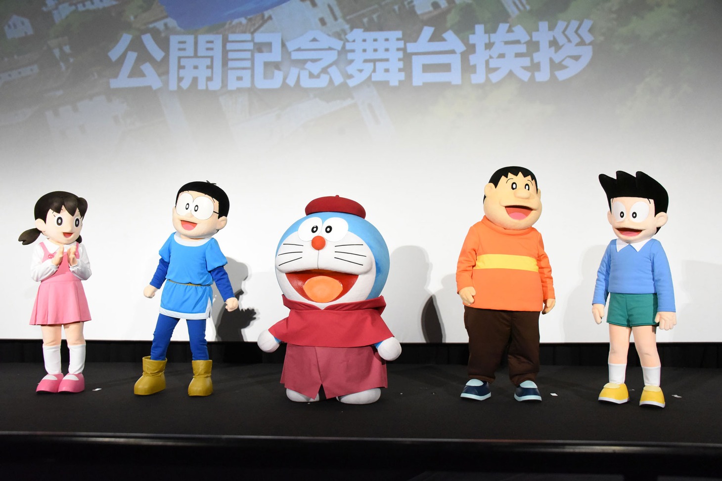 左からしずか、のび太、ドラえもん、ジャイアン、スネ夫