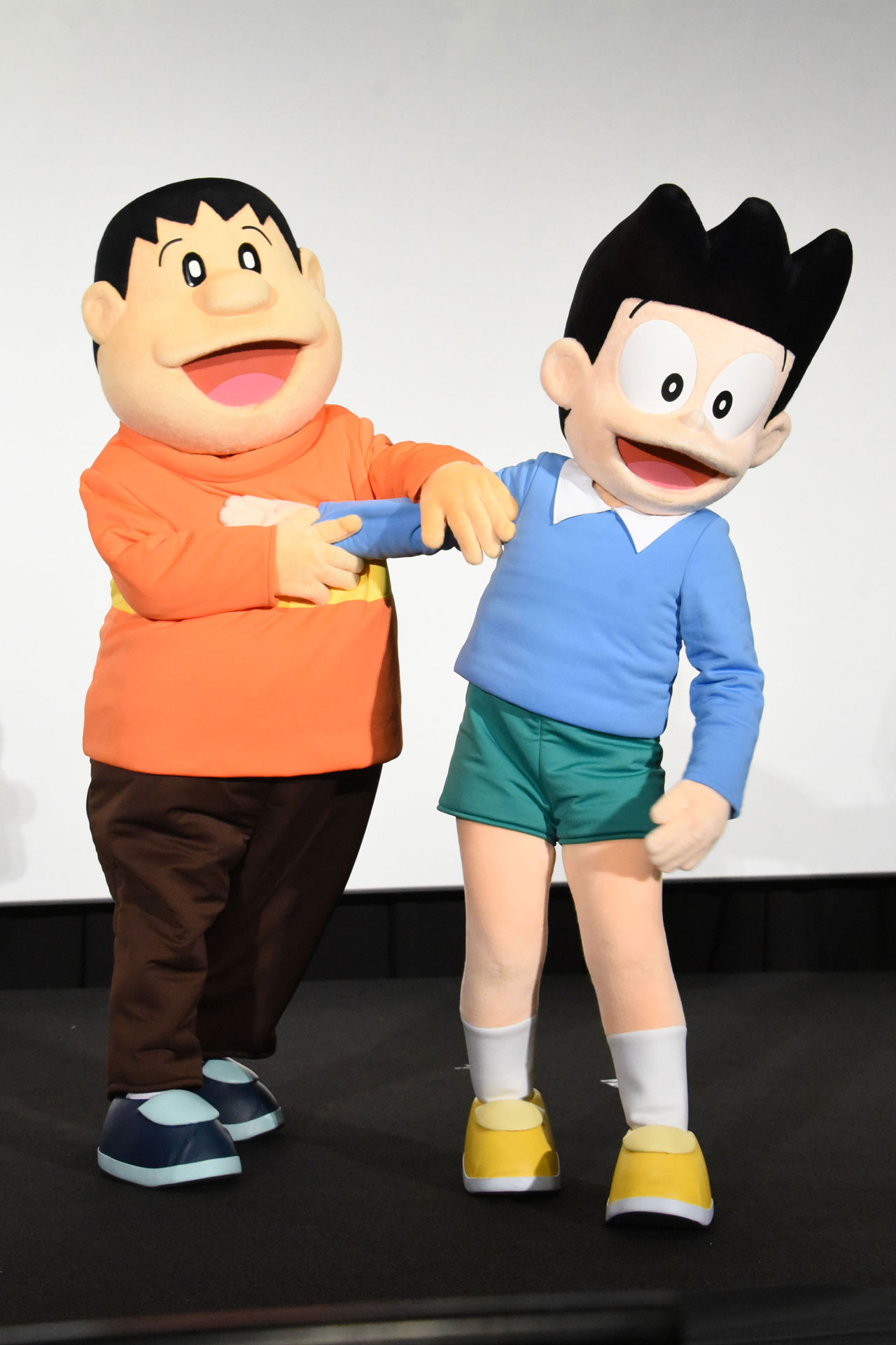 取っ組み合いの喧嘩をするジャイアン（左）とスネ夫（右）
