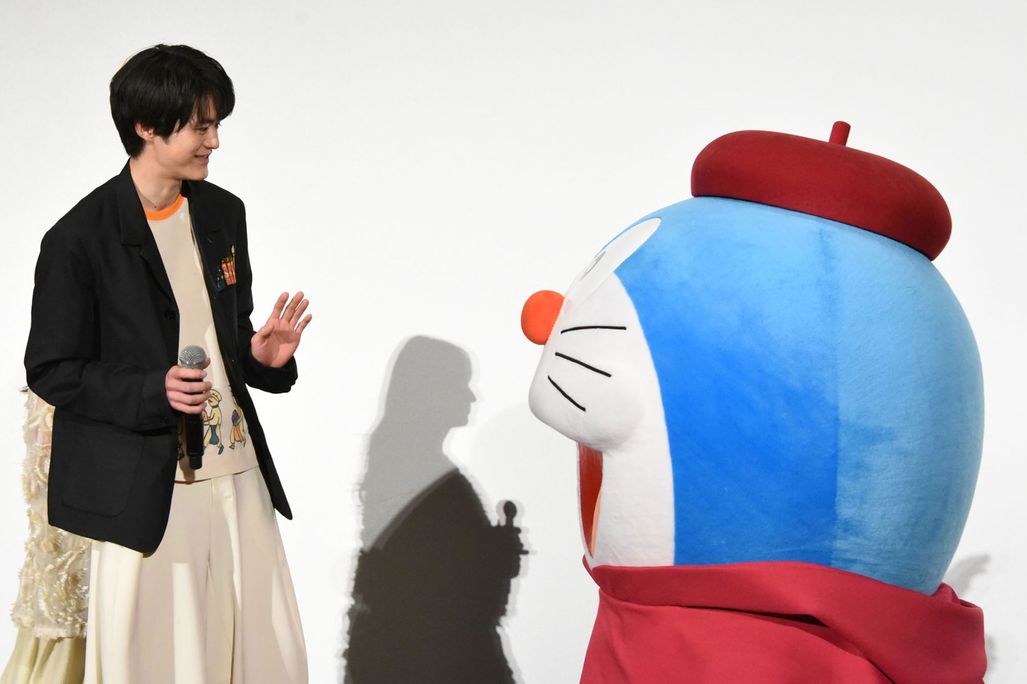 ドラえもん（右）に挨拶する鈴鹿央士（左）
