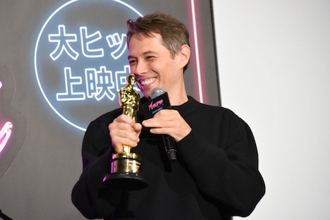 オスカー像を観客に見せるショーン・ベイカー