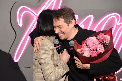 梶芽衣子（左）にハグをするショーン・ベイカー（右）