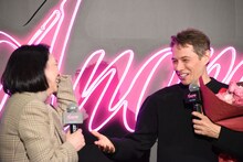 梶芽衣子（左）と対面して顔をほころばせるショーン・ベイカー（右）