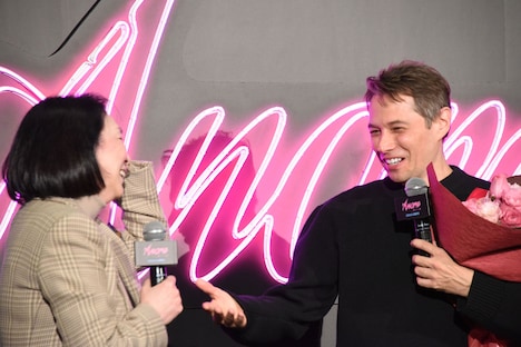 梶芽衣子（左）と対面して顔をほころばせるショーン・ベイカー（右）