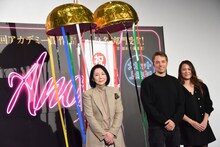 「ANORA アノーラ」来日記念舞台挨拶にて、左から梶芽衣子、ショーン・ベイカー、サマンサ・クァン