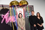 「ANORA アノーラ」来日記念舞台挨拶にて、左から梶芽衣子、ショーン・ベイカー、サマンサ・クァン