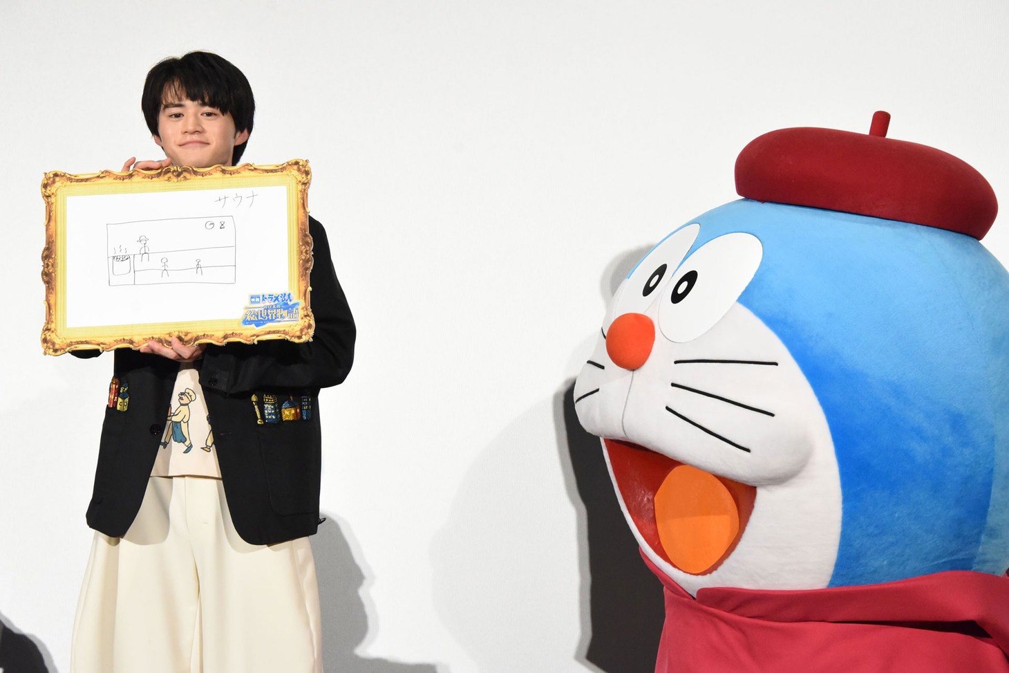 自分の描いたイラストを「繊細です」とドラえもん（右）に褒められた鈴鹿央士（左）