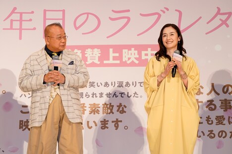 左から笑福亭鶴瓶、原田知世