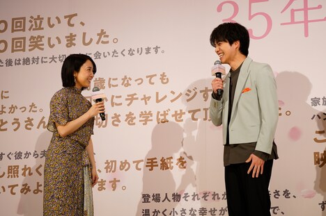 左から上白石萌音、重岡大毅