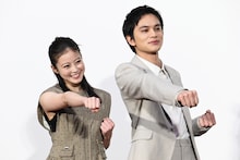 アンパンチする今田美桜（左）、北村匠海（右）