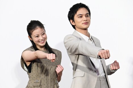 アンパンチする今田美桜（左）、北村匠海（右）