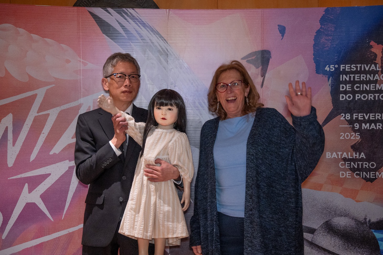 「ドールハウス」の監督を務めた矢口史靖（左）と、ポルト国際映画祭ディレクターのベアトリス・パチェコ・ペレイラ（右）