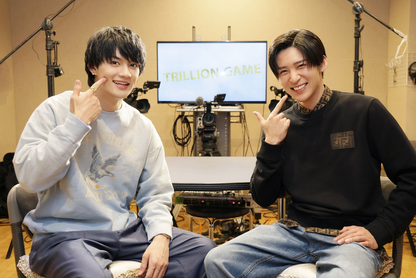 劇場版「トリリオンゲーム」の副音声収録を実施した目黒蓮（右）と佐野勇斗（左）