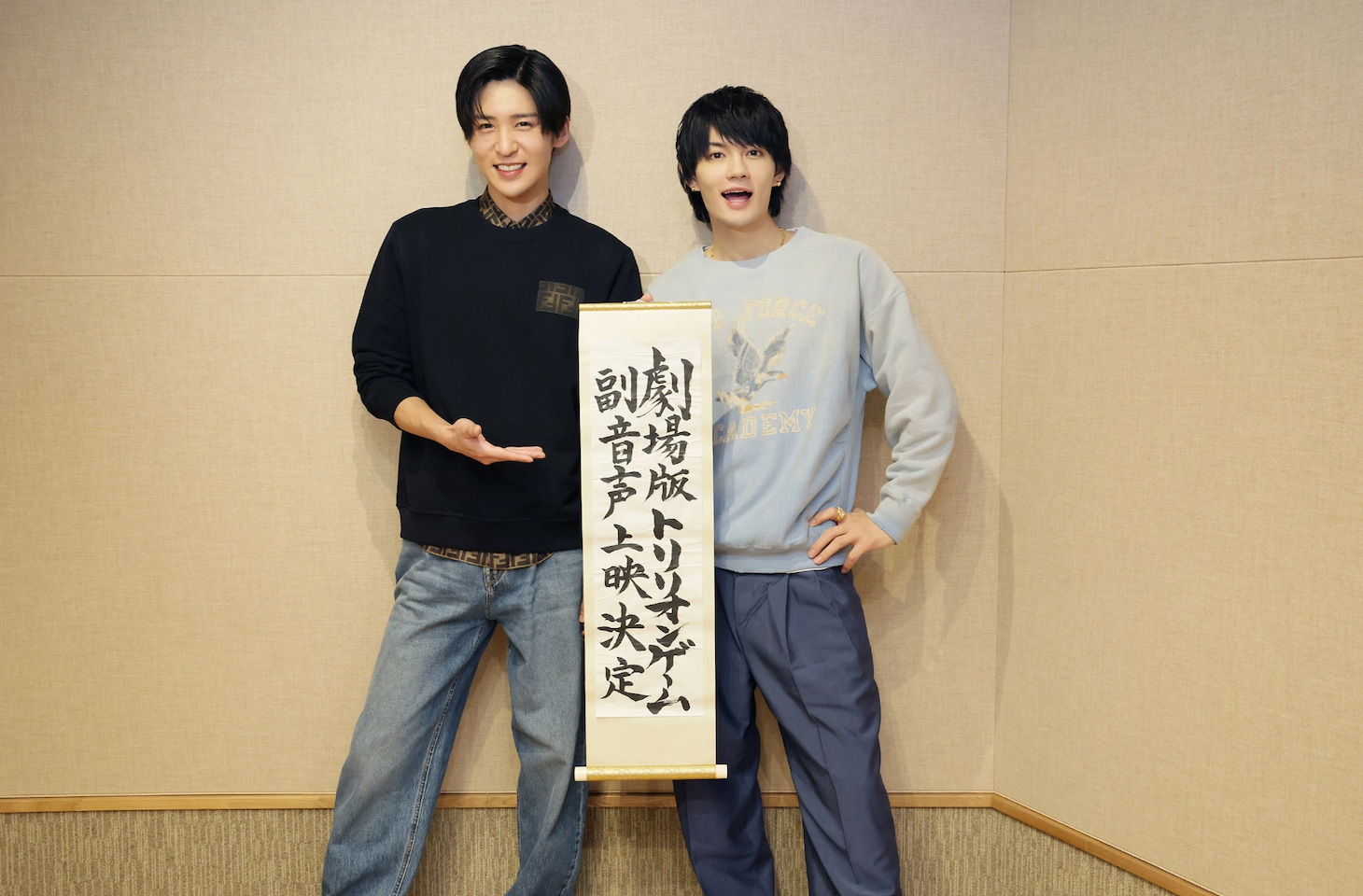 劇場版「トリリオンゲーム」副音声上映決定を知らせる巻物を手にする目黒蓮（左）と佐野勇斗（右）
