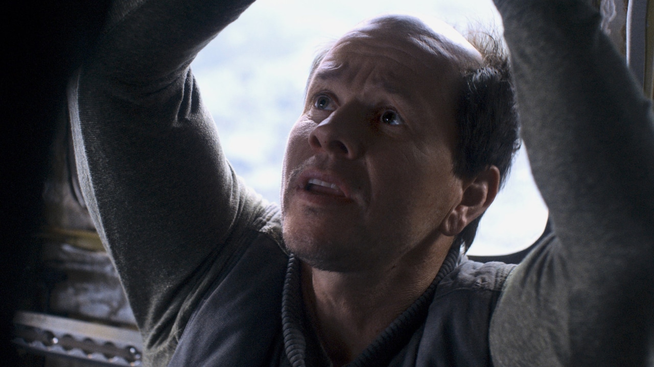 マーク・ウォールバーグが“悪役愛”を語る「フライト・リスク」インタビュー映像