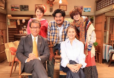 「続・続・最後から二番目の恋」キャスト。上段左から飯島直子、坂口憲二、内田有紀。下段左から中井貴一、小泉今日子。©︎フジテレビ