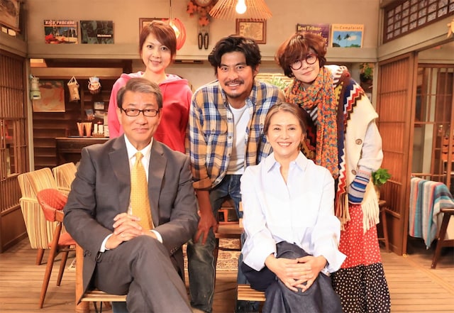 「続・続・最後から二番目の恋」キャスト。上段左から飯島直子、坂口憲二、内田有紀。下段左から中井貴一、小泉今日子。©︎フジテレビ