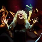 「今度はあんたの奴隷?ふざけるな」セレーナ・ゴメスが歌って踊って叫ぶ