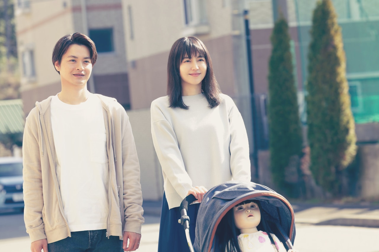 長澤まさみと瀬戸康史が人形をベビーカーに乗せてほほえむ「ドールハウス」新写真13枚