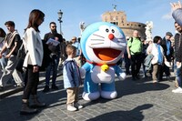 サンタンジェロ城前の橋で子供と交流するドラえもん