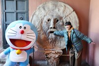 真実の口にて、左からドラえもん、あいみょん