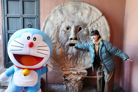 真実の口にて、左からドラえもん、あいみょん