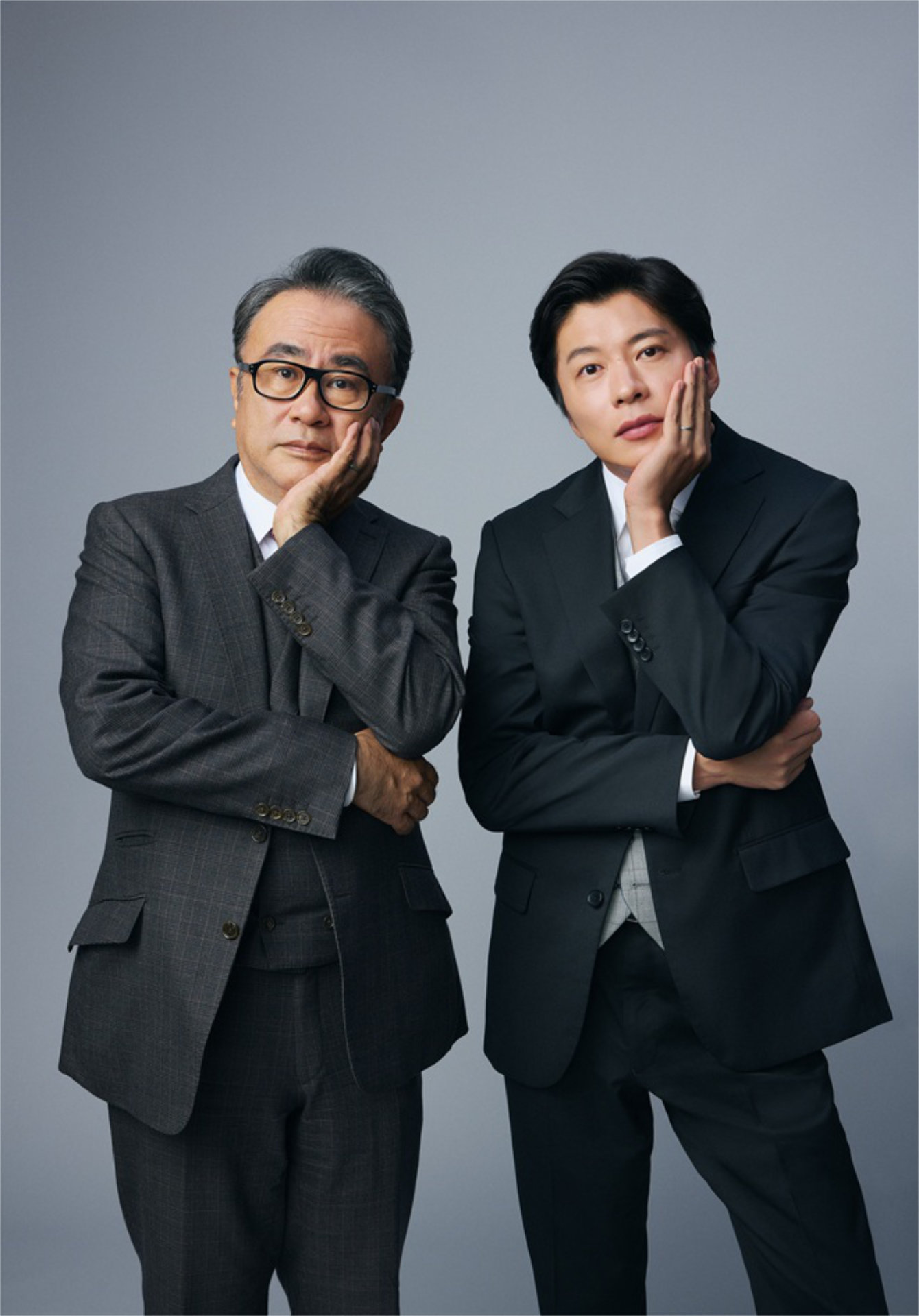 太宰治をイメージしたポーズをとる三谷幸喜（左）と田中圭（右）