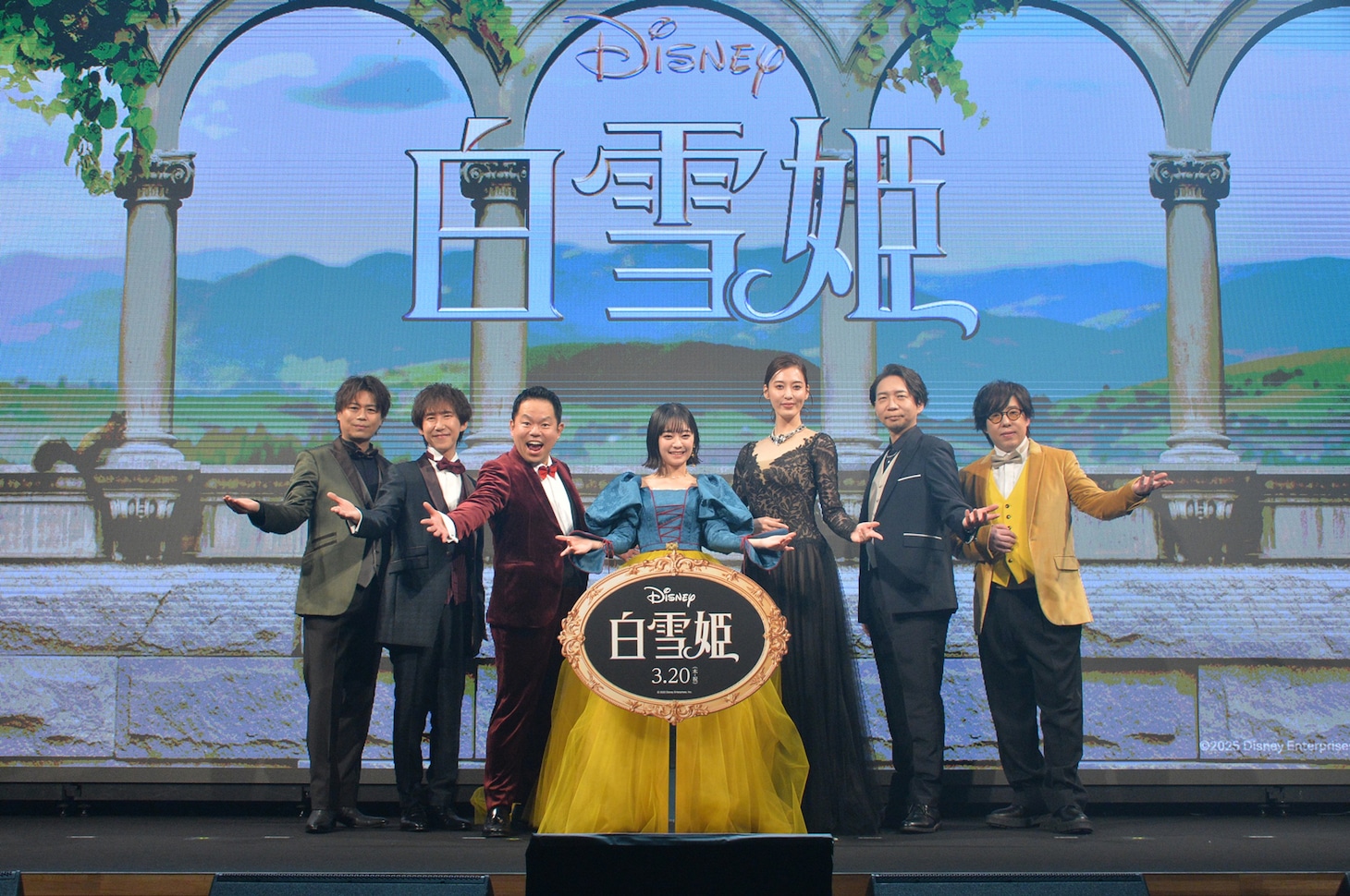 「白雪姫」スペシャルミュージカルイベントの様子。左から浪川大輔、平川大輔、津田篤宏、吉柳咲良、月城かなと、諏訪部順一、日野聡