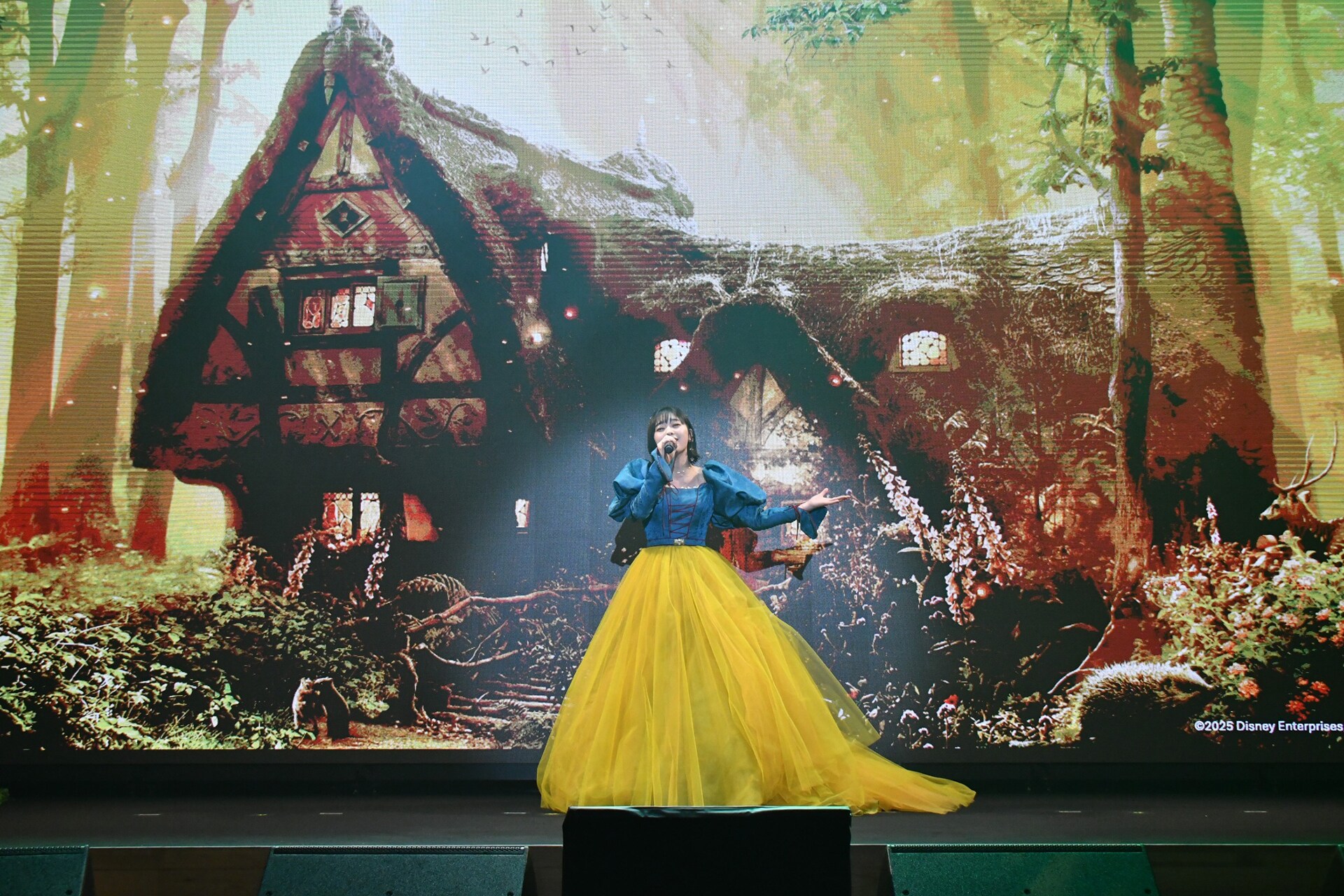 白雪姫」吉柳咲良が歌声響かせる、月城かなと＆諏訪部順一は“魔法の鏡