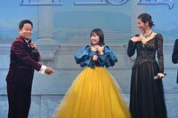 左から津田篤宏、吉柳咲良、月城かなと