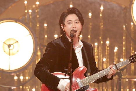 第48回日本アカデミー賞授賞式より、「Dear」を歌唱するMrs. GREEN APPLEの大森元貴 ©︎日本アカデミー賞協会