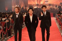 第48回日本アカデミー賞授賞式より、レッドカーペットを歩くMrs. GREEN APPLE ©︎日本アカデミー賞協会