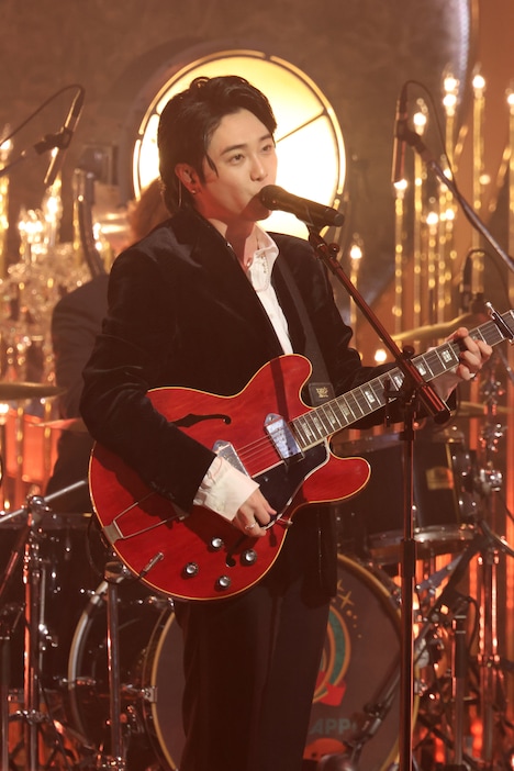 第48回日本アカデミー賞授賞式より、「Dear」を歌唱するMrs. GREEN APPLEの大森元貴 ©︎日本アカデミー賞協会