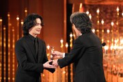 第48回日本アカデミー賞授賞式より、プレゼンターの役所広司（右）からブロンズを受け取る横浜流星（左）©︎日本アカデミー賞協会