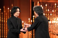 第48回日本アカデミー賞授賞式より、プレゼンターの役所広司（右）からブロンズを受け取る横浜流星（左）©︎日本アカデミー賞協会