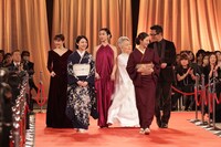 優秀主演女優賞の受賞者たち。左から石原さとみ、上白石萌音、河合優実、草笛光子、満島ひかり。内野聖陽（右）が草笛をエスコートした ©︎日本アカデミー賞協会