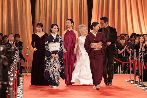 優秀主演女優賞の受賞者たち。左から石原さとみ、上白石萌音、河合優実、草笛光子、満島ひかり。内野聖陽（右）が草笛をエスコートした ©︎日本アカデミー賞協会