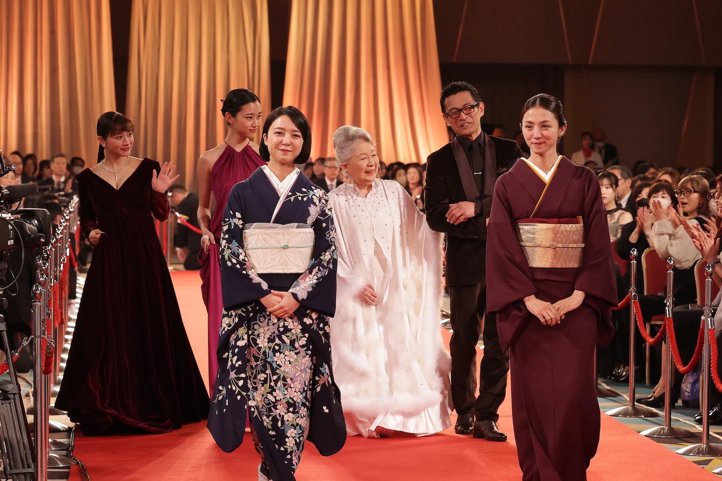 優秀主演女優賞の受賞者たち。手前左から上白石萌音、満島ひかり。奥左から石原さとみ、、河合優実、草笛光子。内野聖陽（奥右）が草笛をエスコートした ©︎日本アカデミー賞協会
