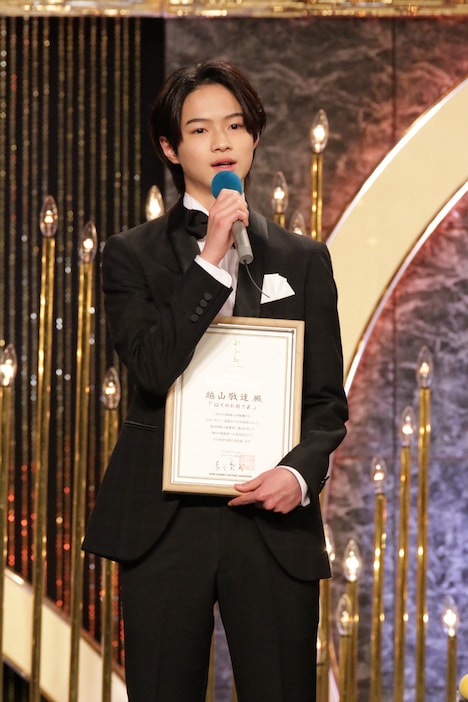第48回日本アカデミー賞授賞式より、新人俳優賞に輝いた越山敬達 ©︎日本アカデミー賞協会